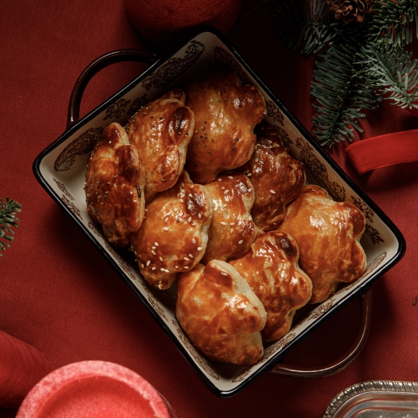 Корзина из слоеных пирожков