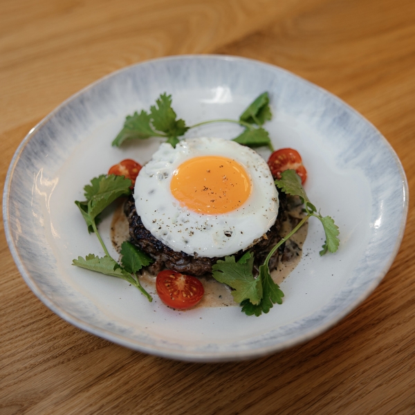 Бифштекс с глазуньей и грибным соусом