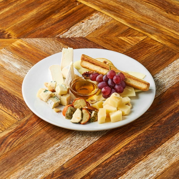Сырная тарелка на компанию