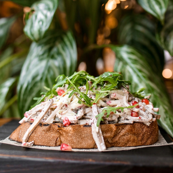 Брускетта с говяжьим языком