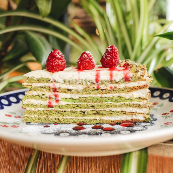 Фисташковый торт с малиной и мятой