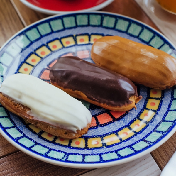 Эклер шоколадный