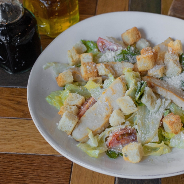 Салат с курицей и соусом из анчоусов