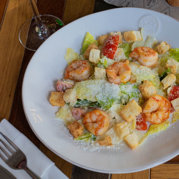 Салат с креветками и соусом из анчоусов