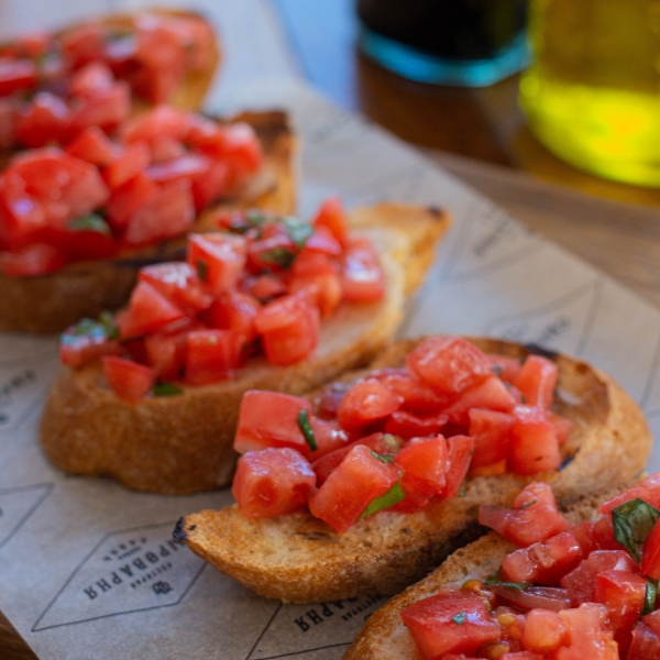 Мини-брускетты с томатами и базиликом