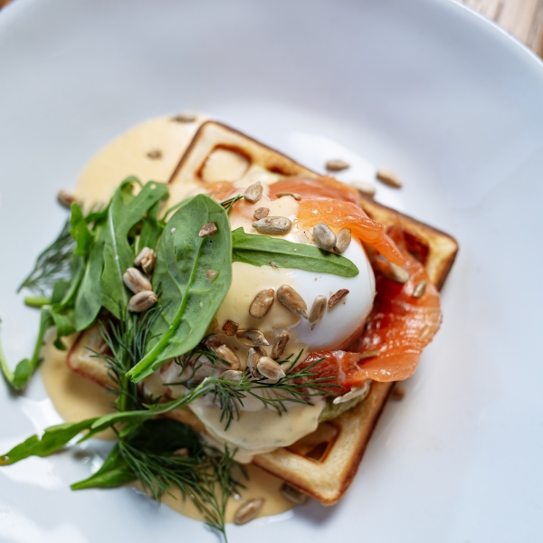 Вафля с лососем, яйцом и соусом голландез