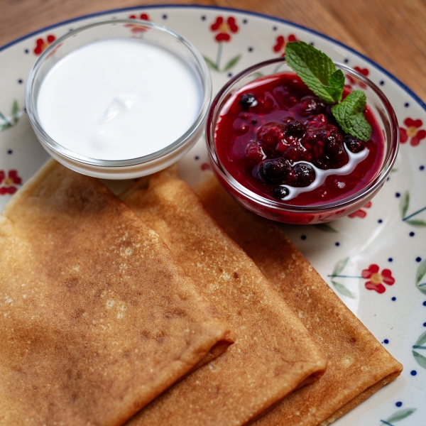 Блины со сметаной и ягодным соусом