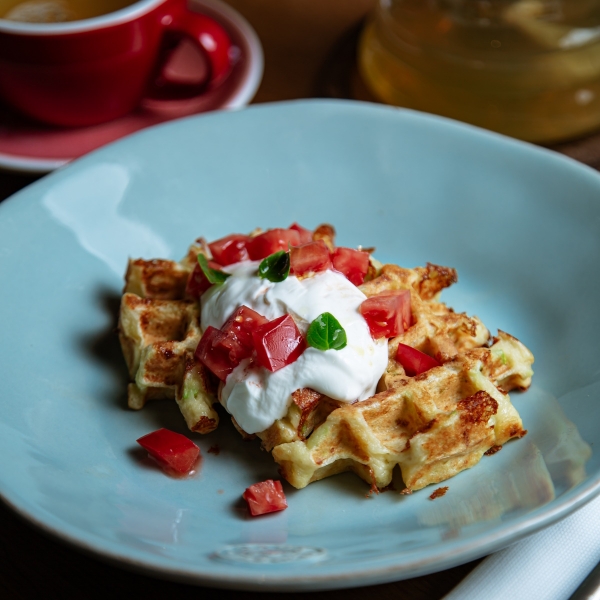 Вафли из кабачков со сметаной и томатами