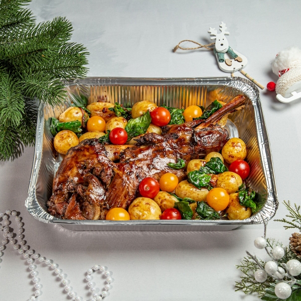 Томленая лопатка ягненка с молодым картофелем и
соусом порто (пластиковый контейнер)