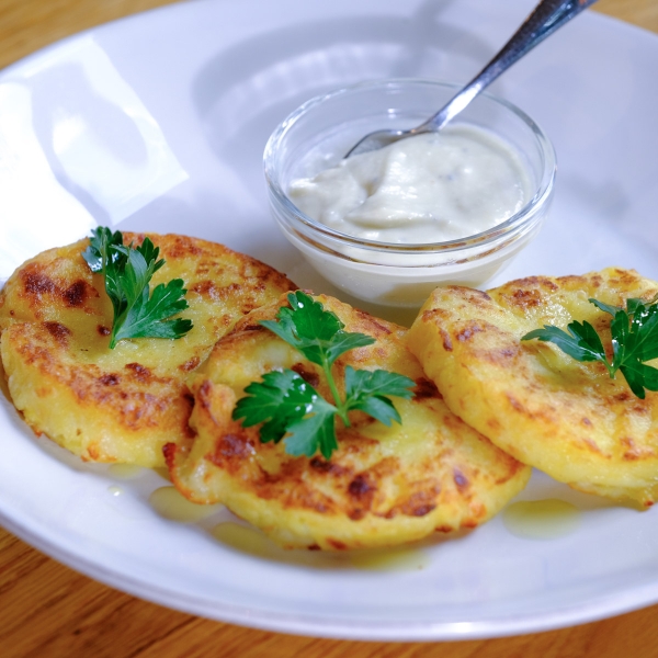 Картофельные оладьи с сырным соусом