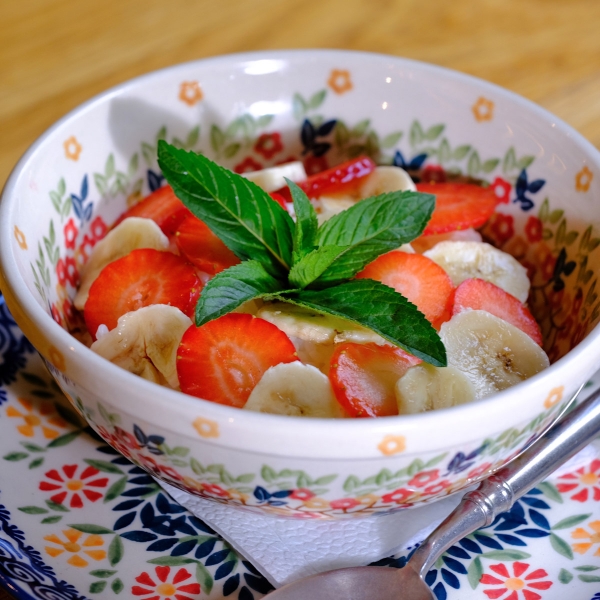 Каша рисовая с бананом и клубникой на кокосовом молоке