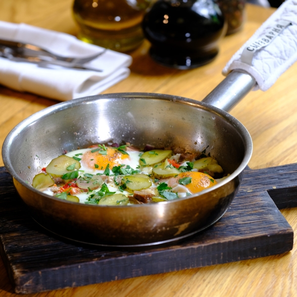 Яичница из трех яиц с говяжьей грудинкой