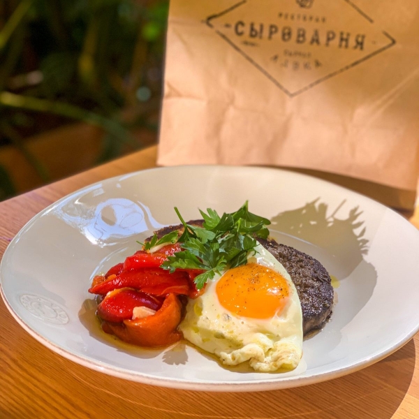 Бифштекс с салатом из печеного перца