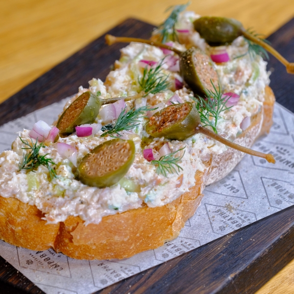 Брускетта с риетом из копченого лосося