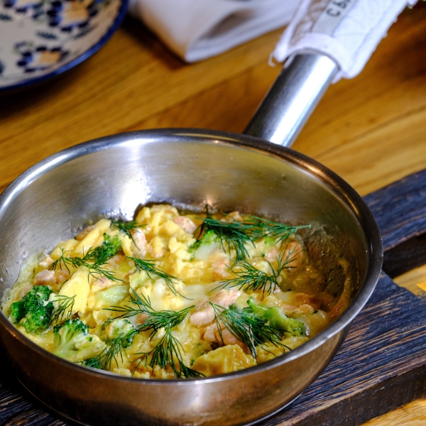 Омлет из трех яиц с лососем и брокколи