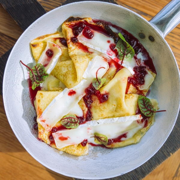 Запеченные блины с сыром Камамбер и брусничным вареньем