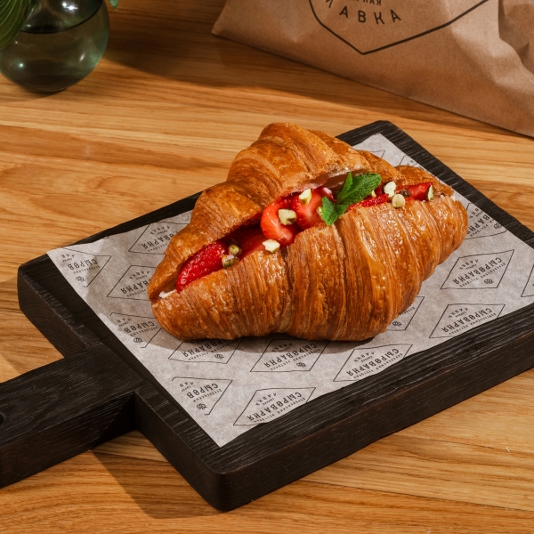 Круассан с клубникой и кремом из Рикотты