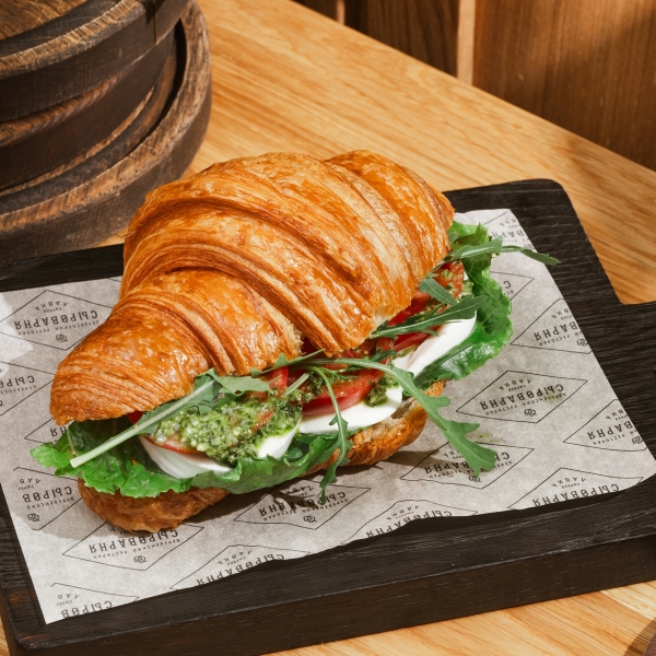 Круассан с Моцареллой, томатами и соусом песто