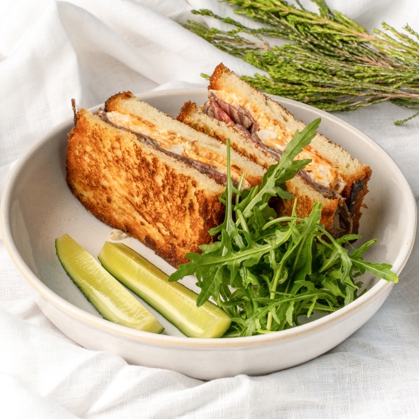 Тост-бриошь с говядиной и соусом тартар