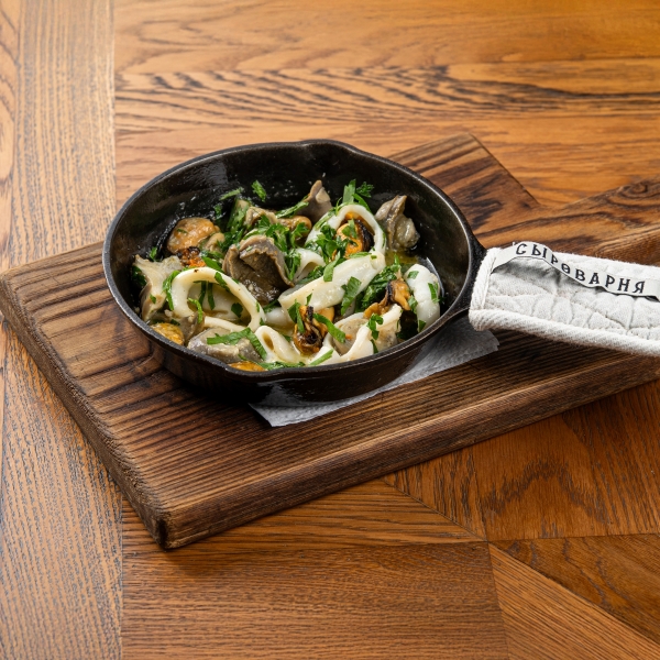 Морепродукты с чесноком и петрушкой