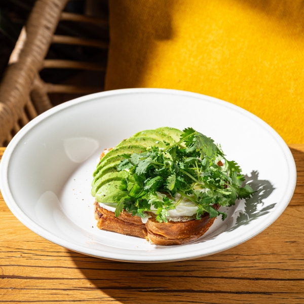 Бриошь с авокадо и яйцом пашот