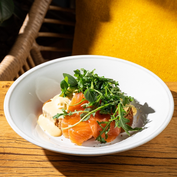 Бриошь со слабосоленым лососем, соусом голландез и яйцом пашот