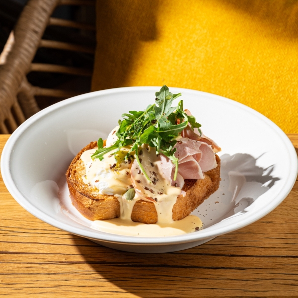 Бриошь с тамбовским окороком, соусом голландез и яйцом пашот