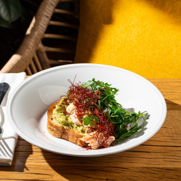 Бриошь с креветками и нитями чили