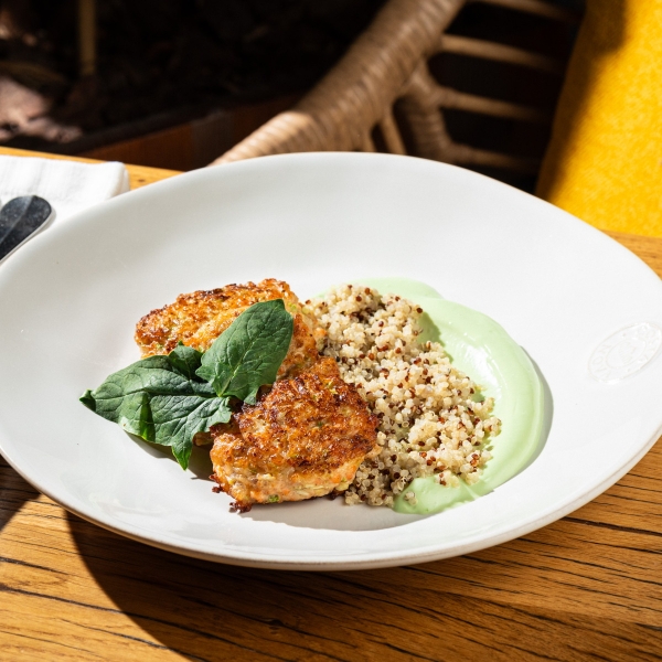 Оладьи из лосося и цукини с соусом айоли