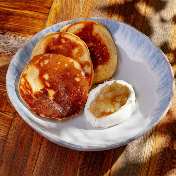 Оладьи с грушевым вареньем и сметаной