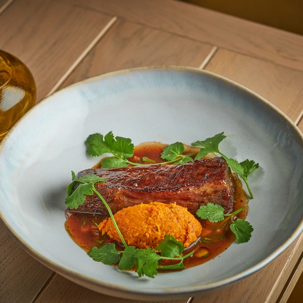 Говяжье ребро с пюре из моркови