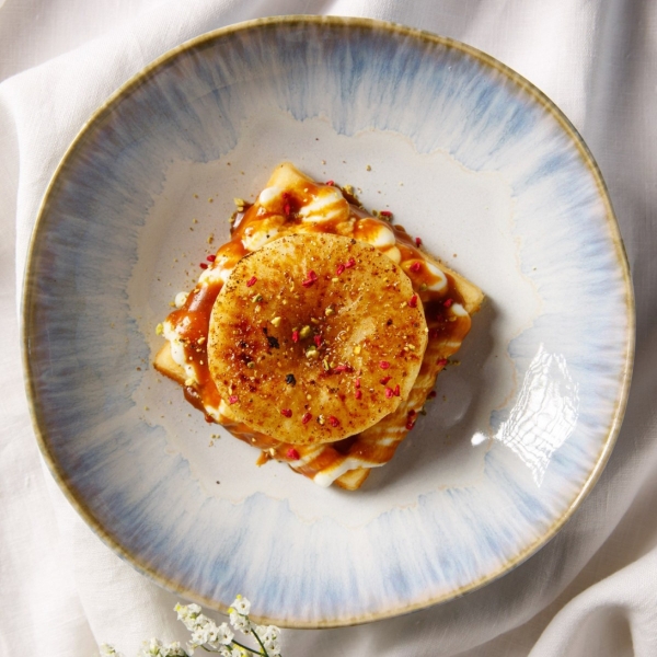 Творожная вафля с карамелью и яблоками