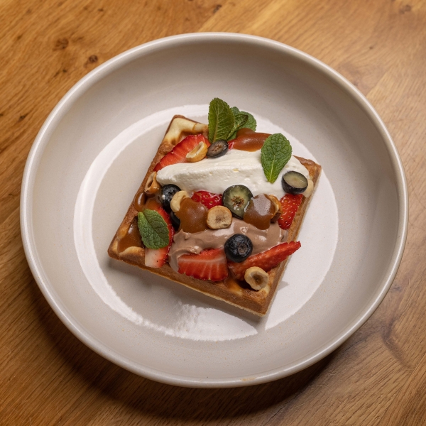 Бельгийская вафля с нутеллой творожным сыром и ягодами