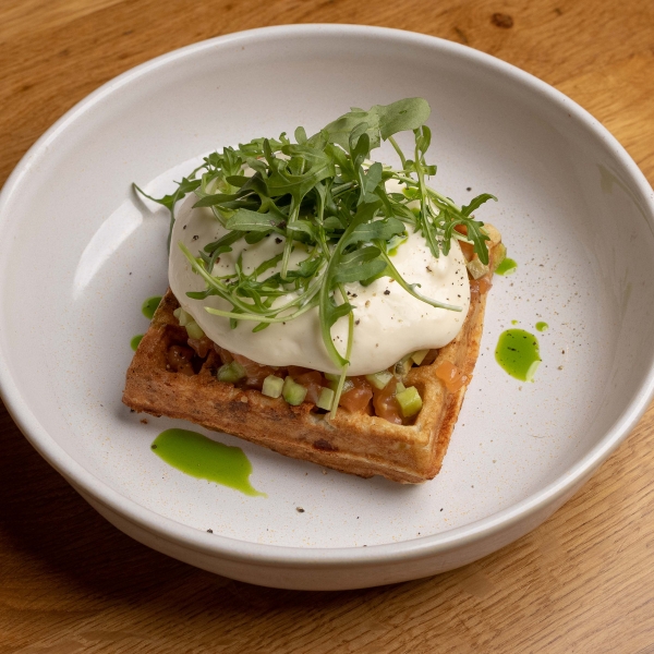 Картофельная вафля с тар-таром из лосося, авокадо и муссом и Пармезана