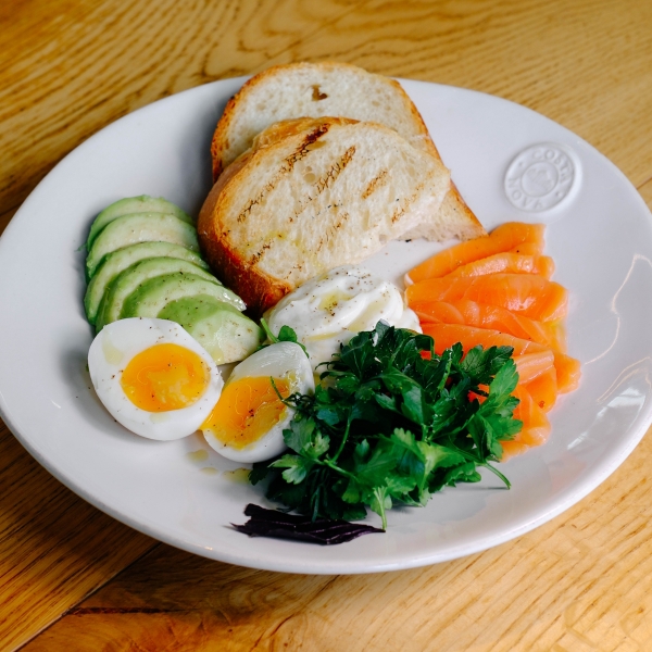 Тост с лососем и авокадо