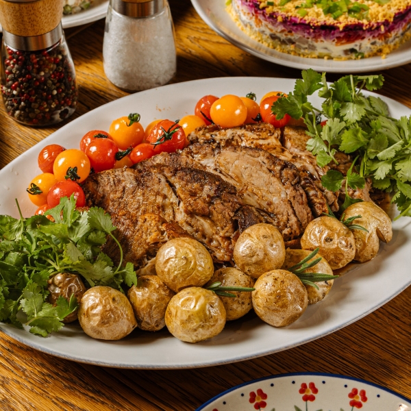 Запеченная свиная шейка с картофелем (пластиковый контейнер)