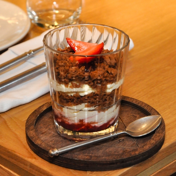 Крем из домашнего сыра с пралине и клубникой