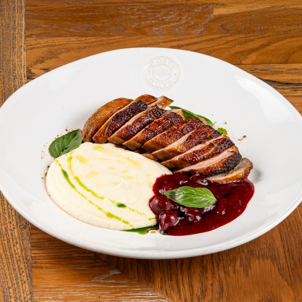 Утиная грудка с пюре из сельдерея и копченой вишни