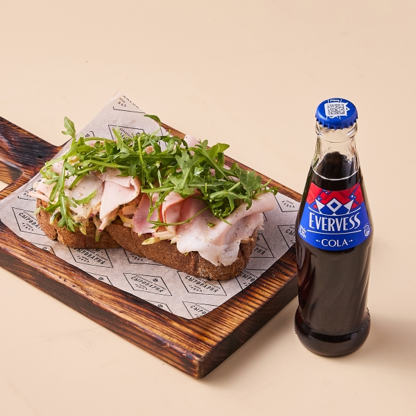 Брускетта с тамбовским окороком и напиток Эвервесс Кола 250 мл