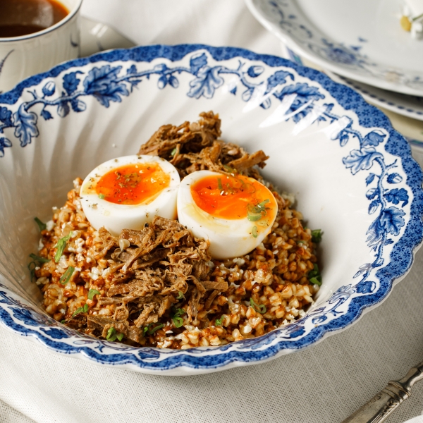 Гречка с томленой грудинкой и яйцом