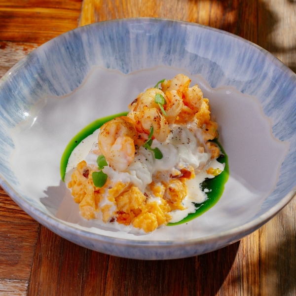 Скрембл со страчателлой и креветками