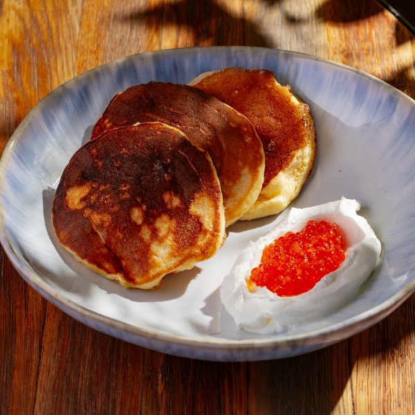 Оладьи с красной икрой и сметаной