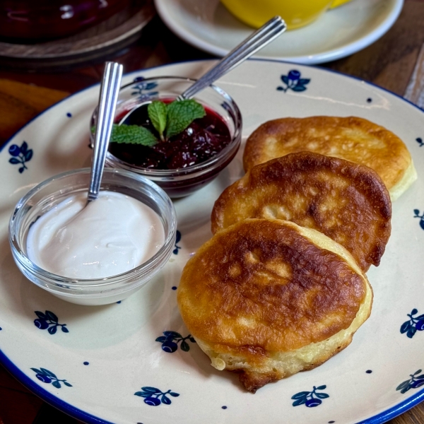 Оладьи со сметаной и вишневым вареньем
