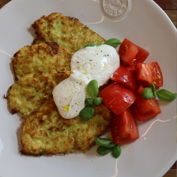Оладьи из кабачка со сметаной и помидорами