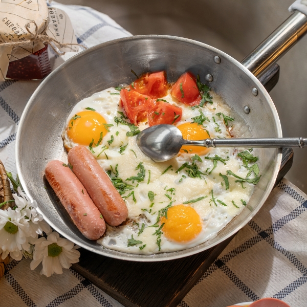 Яичница с Моцареллой и молочными сосисками