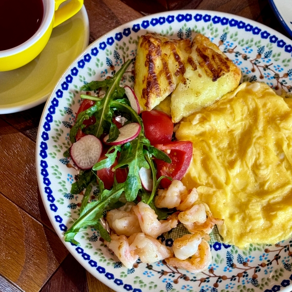 Скрэмбл с Халлуми и креветками