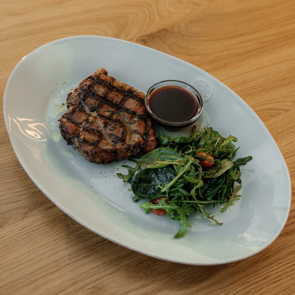 Стейк из свиной шеи с вишневым соусом