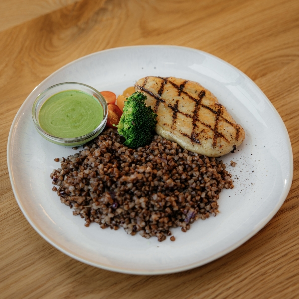 Куриная грудка с гречкой и соусом из шпината