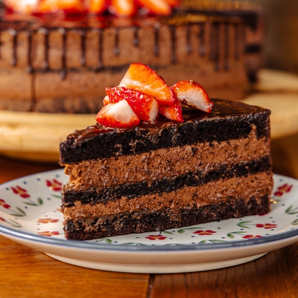 Шоколадный торт с клубникой