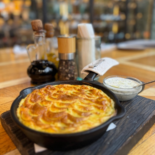 Пирог мясной с соусом дзадзыки